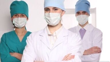 Ärzte geben Patienten mit thorakaler Osteochondrose Empfehlungen.